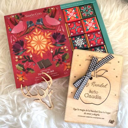 Pack Navidad Profe Postal Adorno de Madera más Chocolates